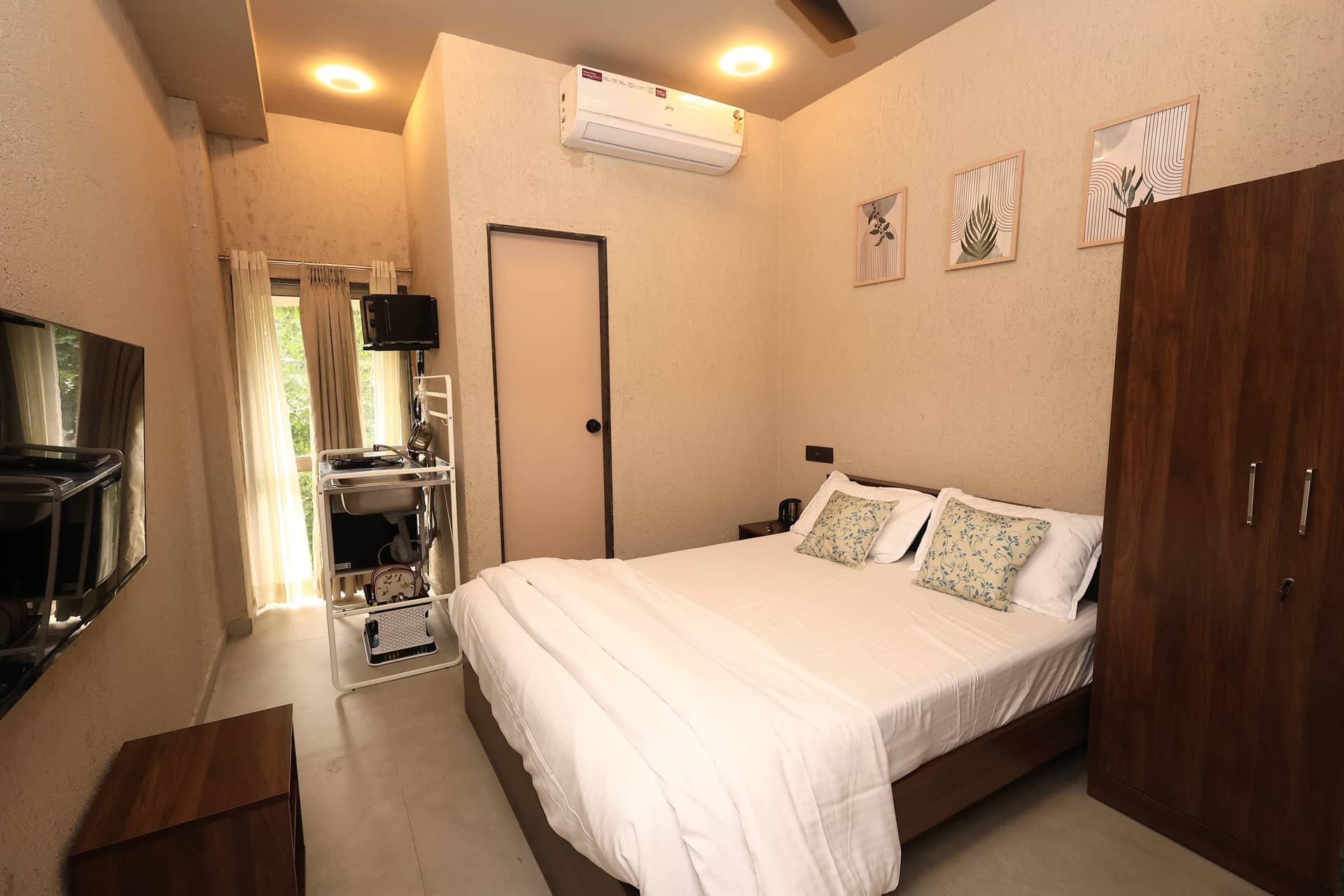 Bright Ojani studio with kitchenette beside the window